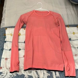 - Lululemon swiftly long sleeve